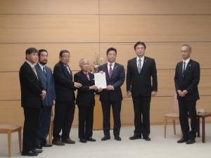 위안부판결에 항의하는 성명서를 일본총리실에 전달하는 일본측 성명 참가인들